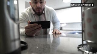 Az óriás csöcsű bejárónő megrakva