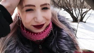 Amatőr barátnő a parkban cidázik