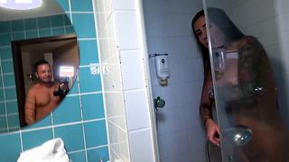 Tetovált amatőr barátnő házi szexvideója