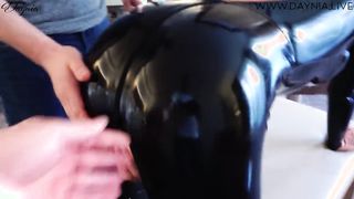Latex ruhás anyukát popsiba basznak