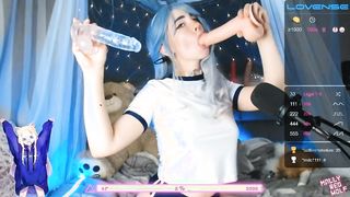 Tini kisasszony két vibrátort szop