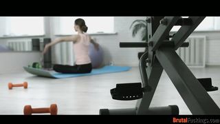 Jogázó tini puncit kúrel hátsó bejáratba az edő