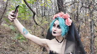 Halloween Cosplayes bige hátsó bejáratba tolva