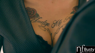 Anna Bell Peaks a tetovált gyönyörű muff