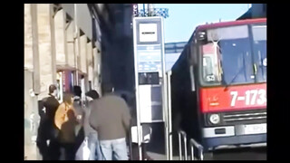 Budapesti Buszon fogdossa a méretes mellet