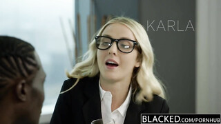 Karla Kush muffja befogadja a méretes kárót