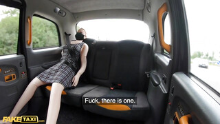 Fake Taxi - Tetovált seggű csajszi lovagol