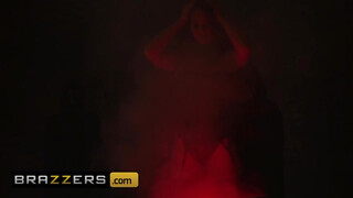 Brazzers - Ariella Ferrera és Isis Love kinyalják egymást