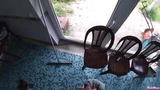 Tetovált orosz tini csajszi a medencénél kúrel