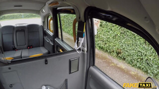 Fake Taxi - Tara Spades melle közé veszi a pélót