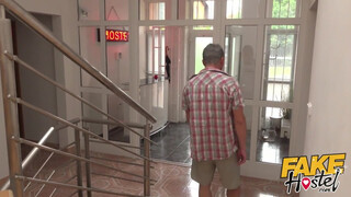 Fake Hostel - Fiatal turista bige punciba rakva