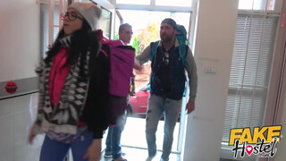 Fake Hostel - Kolumbiai nőci a pasija előtt közösül