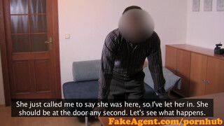 FakeAgent - picike világos szőke kisasszony nem nedvesedik