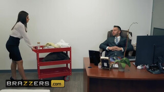 Brazzers - Ella Knox az óriás didkós latin amerikai csajszi