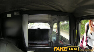 FakeTaxi bombázó vörös bige extra kannákkal