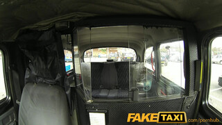 FakeTaxi kanos bigét meglepetés éri a hátsó ülésen