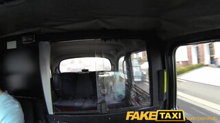FakeTaxi szexy csaj engedi hátsó bejáratba is