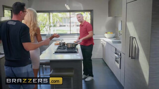 Brazzers - Courtney Taylor a férje haverjával szexel
