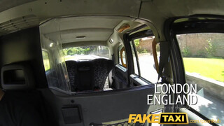 FakeTaxi amerikai félvér picsa kefélni akar