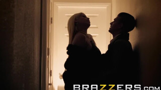 Brazzers - gazdag pár és a leszbikus takarítónők