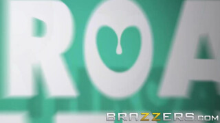 Brazzers - Riley Reid szétfeszítve a doktornál
