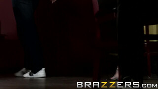 Brazzers - Keiran Lee egyszerre basz meg dupla picsát