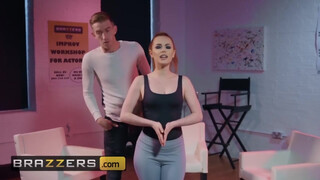 Brazzers - Ella Hughes muffjában a hatalmas pénisz
