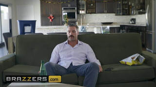 Brazzers - a tetovált pornószínész kisasszony elpusztítva