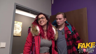 Fiatal kisasszony kikezd a szobatársával - Fake Hostel