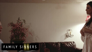 FamilySinners - India Summer a férje fiával kúrel félre