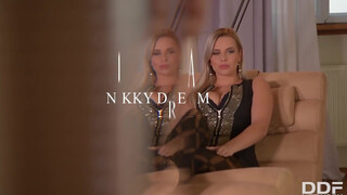 Nikky Dream fullos ruhában peckezik