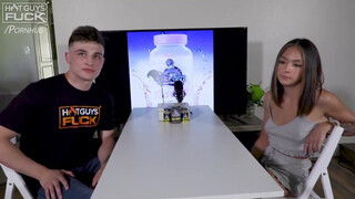 Tini kicsike csöcsű picsa és a tetovált csávó - Hot Guys Fuck