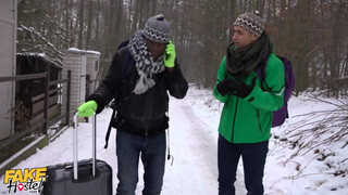 Méretes csöcsű tini csajszi és a turista srácok - Fake Hostel
