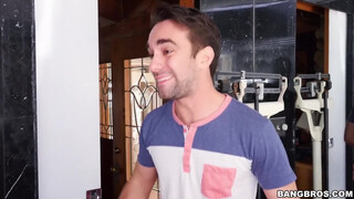 Cassidy Banks a hatalmas kannás fital kurva - Bangbros