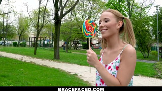 BraceFaced - foncsikos és fogszabályzós tini hölgyemény