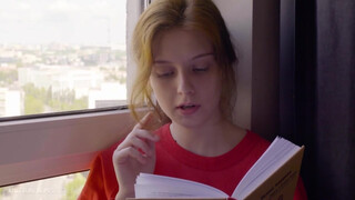 ULTRAFILMS - gyönyörű tini csajszi begerjed egy könyvre