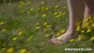 Private - Ella Hughes a szabadban kefél