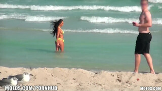 Mofos - amatőr bikinis hölgyemény a partról