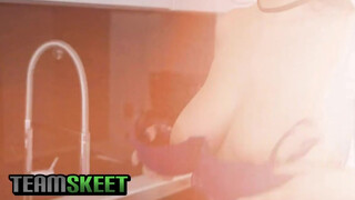 TeamSkeet - bögyös debella kisasszony és a kicsike faszi esete