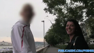 PublicAgent - Vivien Bell a fullos kokeró kisasszony