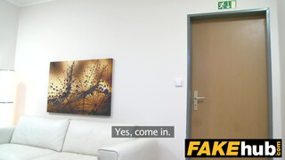 Fake Agent - ártatlan csoki nőci és a bőrös virsli esete