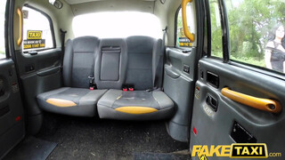 Fake Taxi - Csöcsös kiscsaj kefél a hátsó ülésen