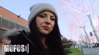 MOFOS – Rebecca Volpetti méretes farokkal megkúrelva