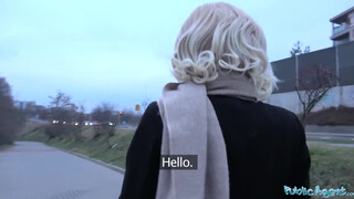 Public Agent - világos szőke barna kisasszony és a vastag bájdorong