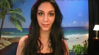 Mia Sanchez feldug egy hatalmas műdákót