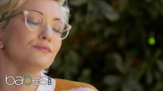 Babes - Skye Blue a hatalmas csöcsű szöszi