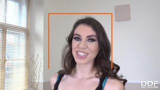 Tiffany Doll kettő kárót kap a popsijába