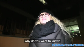 PublicAgent - Fullos szemüveges szöszi