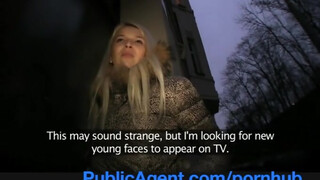 PublicAgent - Karol Lilien a méretes cicis szöszi