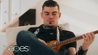 Babes - Mia Evans kefél a gitáros csávóval
